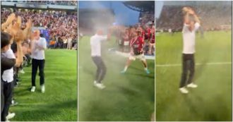 Copertina di L’allenatore del Milan innaffiato di champagne sul campo del Sassuolo dopo la vittoria dello scudetto: “Pioli is on fire”