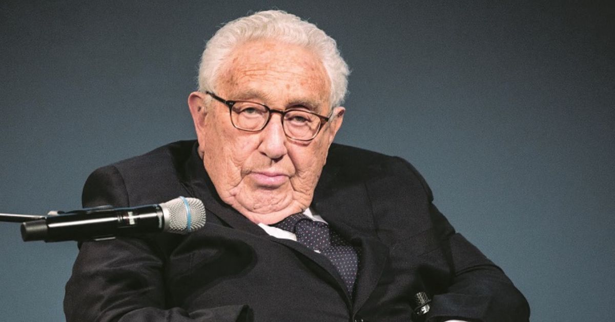 Guerra, Kissinger: “Kiev rinunci a qualche territorio per la pace. Usa e Occidente non cerchino un’imbarazzante sconfitta di Mosca”