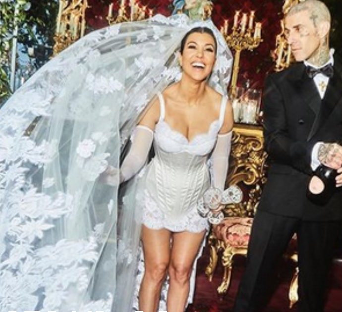 Andrea Bocelli canta al matrimonio di Kourtney Kardashian e Travis Barker a Portofino: gli sposi ballano un lento sulle note di Elvis -VIDEO