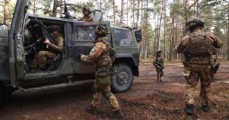 La guerra in Ucraina vista dalla Lettonia: con gli italiani schierati sul fianco Est della Nato. E a Riga è boom di richieste per essere riservisti