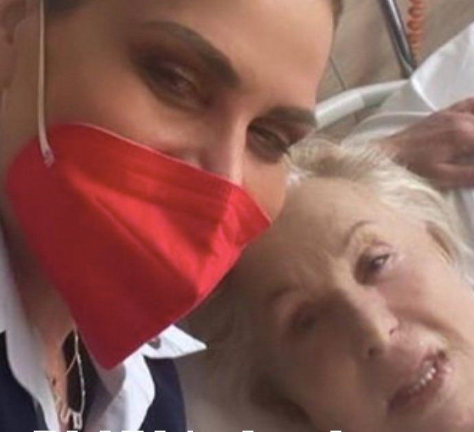 Simona Ventura, la mamma torna a casa dall’ospedale dopo l’intervento al femore: “Brava, non hai mollato mai”