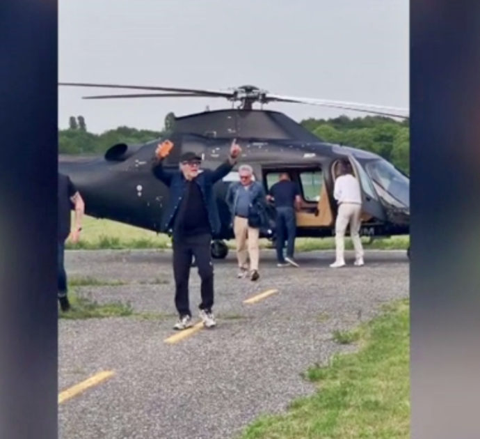 Vasco Rossi arriva all’ippodromo di Milano in elicottero: “Sono in anticipo, aiuto a montare il palco” – Video