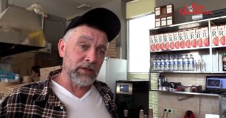 Copertina di Ucraina, il lento ritorno alla normalità di Kharkiv dopo l’assedio dei russi: “Per la prima volta da mesi vedo del pane fresco”