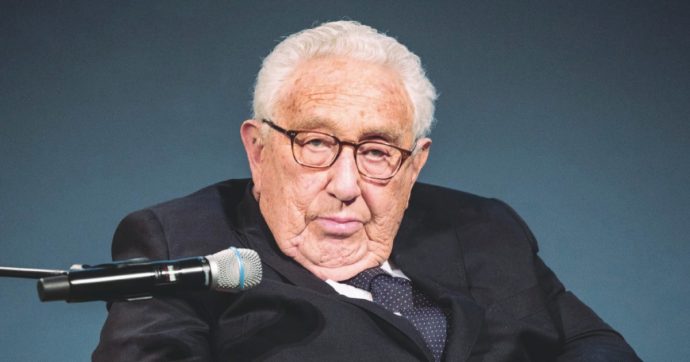 Copertina di Kissinger: “L’Ucraina sia neutrale: un ponte tra Ue e Russia”