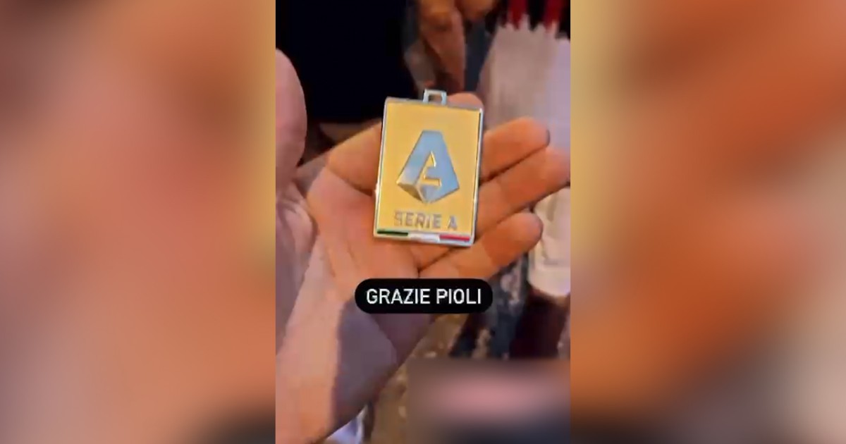 La medaglia dello scudetto “rubata” a Pioli spunta in un video di un tifoso del Milan. Poi viene riconsegnata ai carabinieri – Le immagini