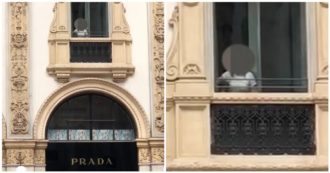 Copertina di Sesso in Galleria a Milano, coppia “pizzicata” da un passante mentre fa l’amore alla finestra sopra la boutique di Prada