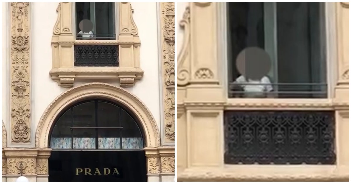 Sesso in Galleria a Milano, coppia “pizzicata” da un passante mentre fa l’amore alla finestra sopra la boutique di Prada