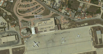 Copertina di Lampedusa, aereo resta fermo in pista per mezz’ora: “Non c’è nessuno nella torre di controllo”