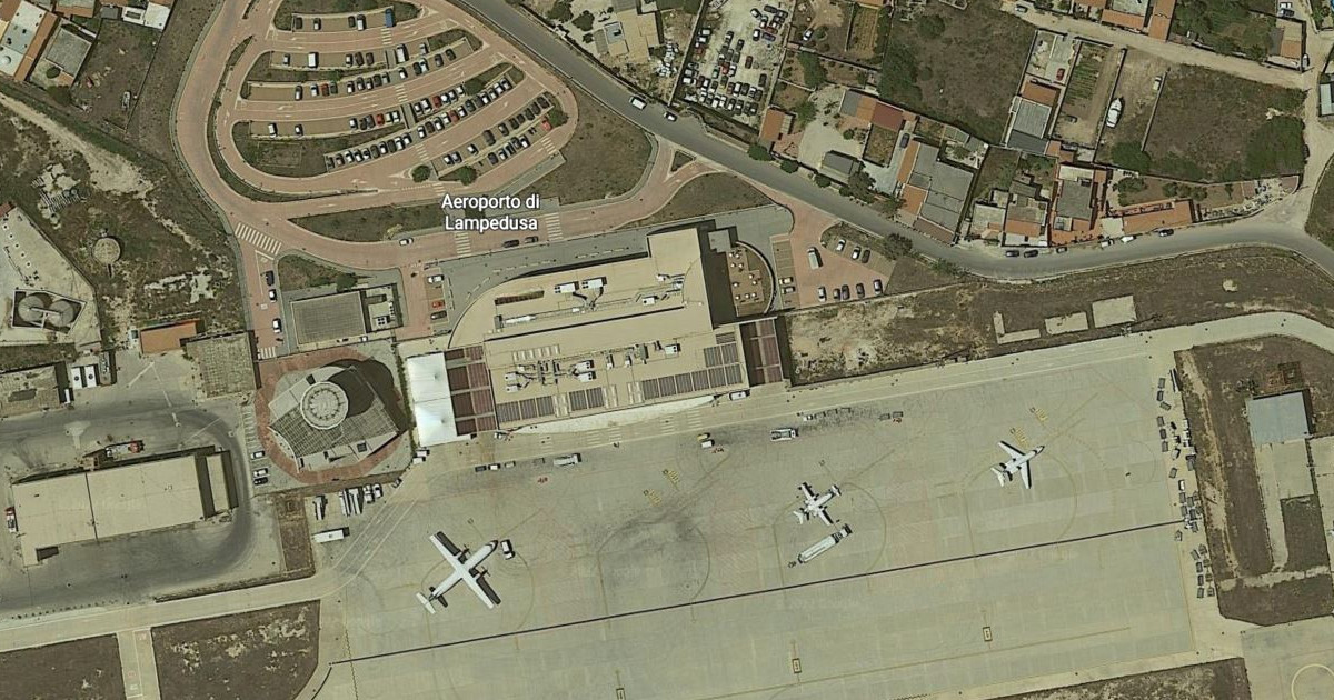 Lampedusa, aereo resta fermo in pista per mezz’ora: “Non c’è nessuno nella torre di controllo”
