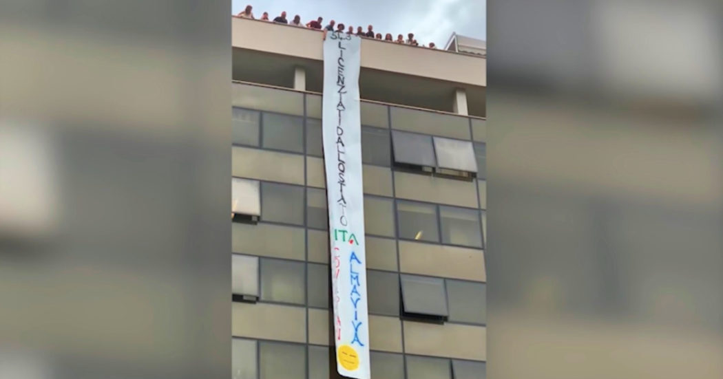 Ita, lavoratori Covisian espongono striscione dal tetto del palazzo di Palermo di Almaviva: “Licenziati dallo Stato” – Video