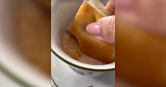 Copertina di Kourtney Kardashian inzuppa la focaccia ligure nel cappuccino: i social si indignano ma è la “vera” tradizione – Video