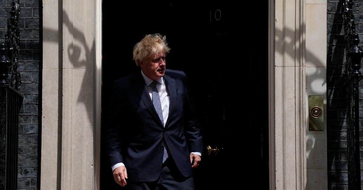 Uk, il report sul Partygate: “Alcol eccessivo e feste illegali. Anche alla vigilia del funerale del principe Filippo”. Johnson: “Io responsabile”. Ma non si dimette