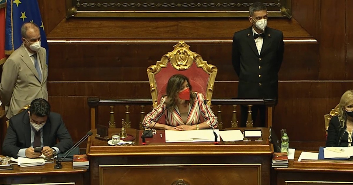 La senatrice Laura Granato si rifiuta di mettersi la mascherina: la presidente Casellati la espelle dall’Aula