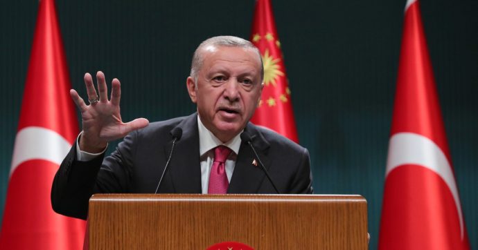 Copertina di Erdogan, per distrarre dalla crisi, celebra il colpo di stato sventato