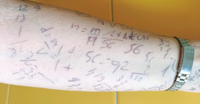 Copertina di Concorsone scuola, rivolta dei prof senza carta: “I calcoli scritti sulla pelle”