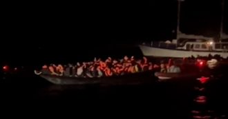 Copertina di Migranti, barca con cento persone si rovescia nel Mediterraneo. Open Arms: “Ignorati da Tunisia, Malta e Italia, non sappiamo se ci sono dispersi”