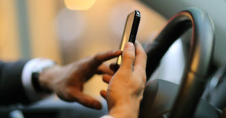 Copertina di Sicurezza stradale, il 75% degli automobilisti europei si distrae con lo smartphone