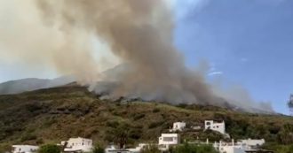 Incendio a Stromboli, in fiamme cinque ettari di macchia mediterranea: “Il rogo partito dal set della fiction con Ambra Angiolini”