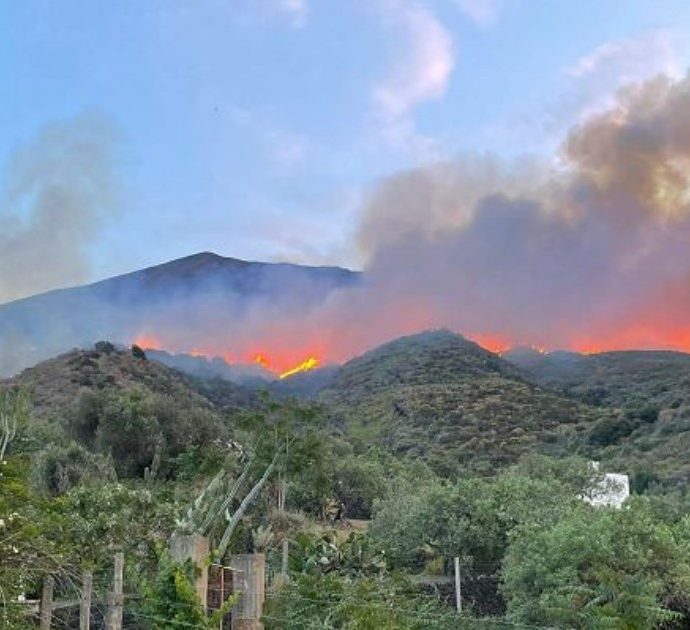Incendio a Stromboli, il racconto di chi l’ha spento: “Uccisa l’anima dell’isola. Tutto in fumo, neanche il vulcano ha fatto tanti danni”