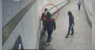 Copertina di Torino, seminavano terrore nella metro: arrestati 4 minori. Il video delle aggressioni