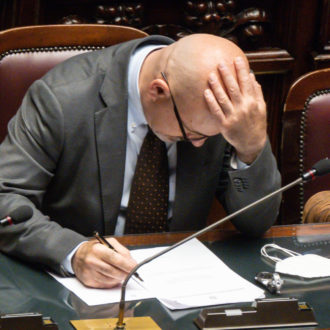 Copertina di Il Fatto di domani. Sanzioni, il governo parla con tre voci diverse