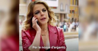 Copertina di Netflix, Claudia Gerini torna Jessica per il lancio di Stranger Things: la telefonata con Ivano davanti alla Fontana di Trevi