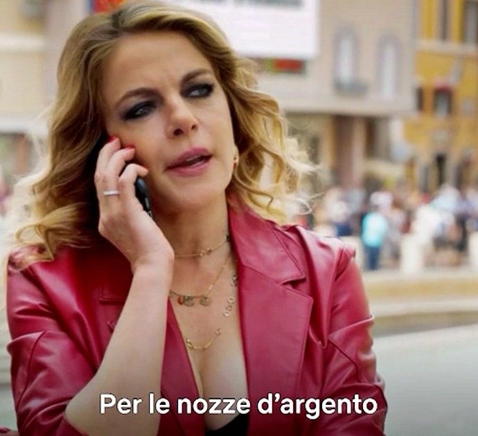 Netflix, Claudia Gerini torna Jessica per il lancio di Stranger Things: la telefonata con Ivano davanti alla Fontana di Trevi