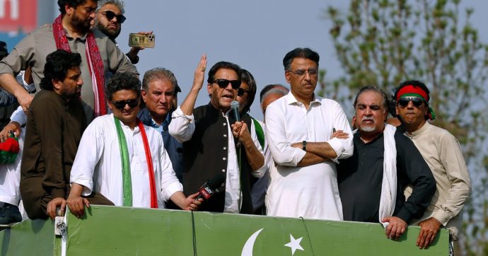 Pakistan, l’ex premier Imran Khan minaccia di marciare su Islamabad se non si terranno nuove elezioni