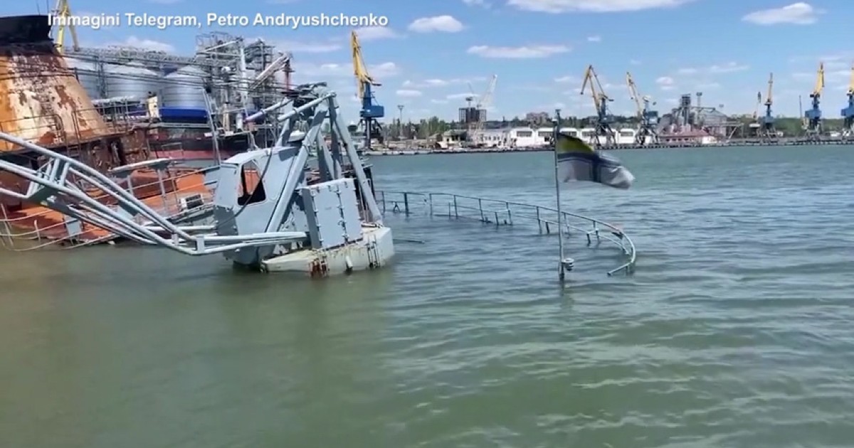 Guerra in Ucraina, stendardo sventola sulla nave da guerra affondata nel porto di Mariupol: “È l’ultima bandiera militare in città”