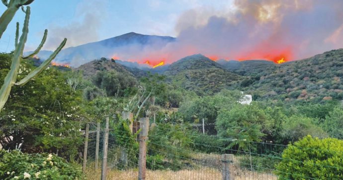 Copertina di Girano film su P. Civile e Stromboli va a fuoco