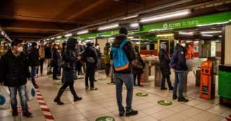 Copertina di Milano, spinge una ragazza sulla banchina mentre arriva la metro: 29enne fermata dai passeggeri e arrestata