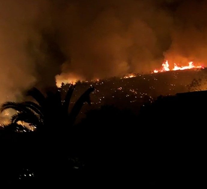 Incendio a Stromboli dal set con Ambra Angiolini, notte di fuoco sull’isola: abitanti cercano di contenere le fiamme – I video