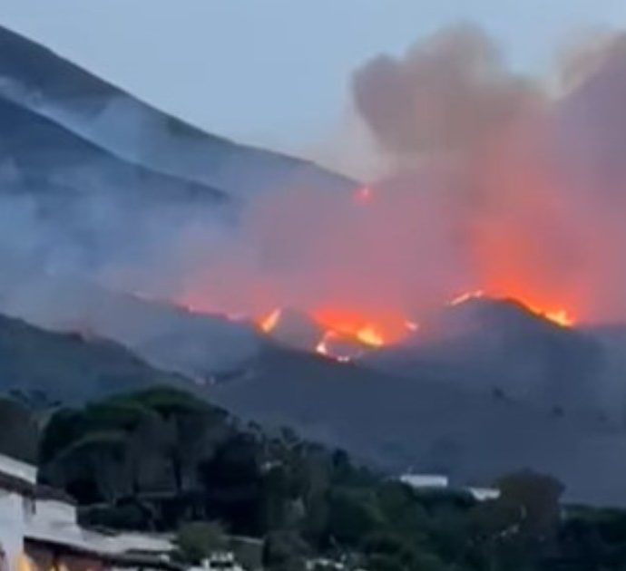 Incendio a Stromboli, cosa sappiamo: quali autorizzazioni erano state date alla produzione della fiction e dov’erano i pompieri