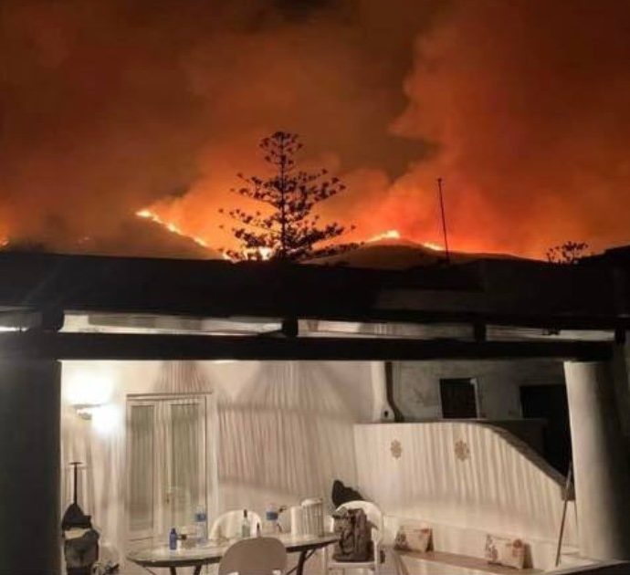 Stromboli, aperta inchiesta sull’incendio divampato nell’isola dal set della fiction con Ambra Angiolini. Rai declina ogni responsabilità