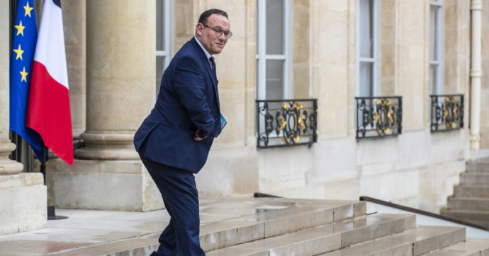 Copertina di Macron tallonato a sinistra, pesa il ministro accusato di violenza