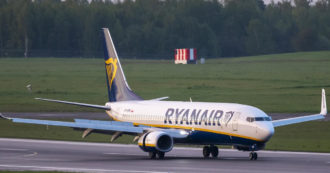 Copertina di Ryanair, i sindacati proclamano sciopero nazionale l’8 giugno: “Arbitraria decurtazione economica, rifiuto del congedo obbligatorio”