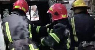 Guerra in Ucraina, trovati 70 corpi sotto le macerie in uno stabilimento a Mariupol: “Morti in un bombardamento”