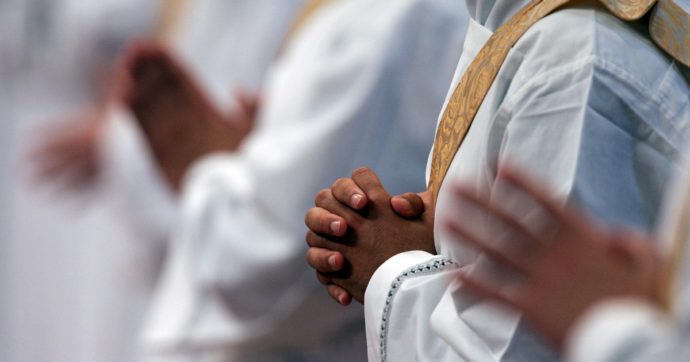 Prete indagato chiede sequestro pc cronista