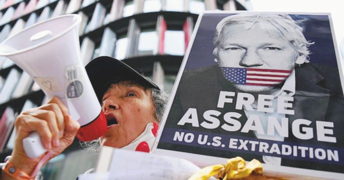 Copertina di Milano, il Partito democratico nega la cittadinanza onoraria a Julian Assange