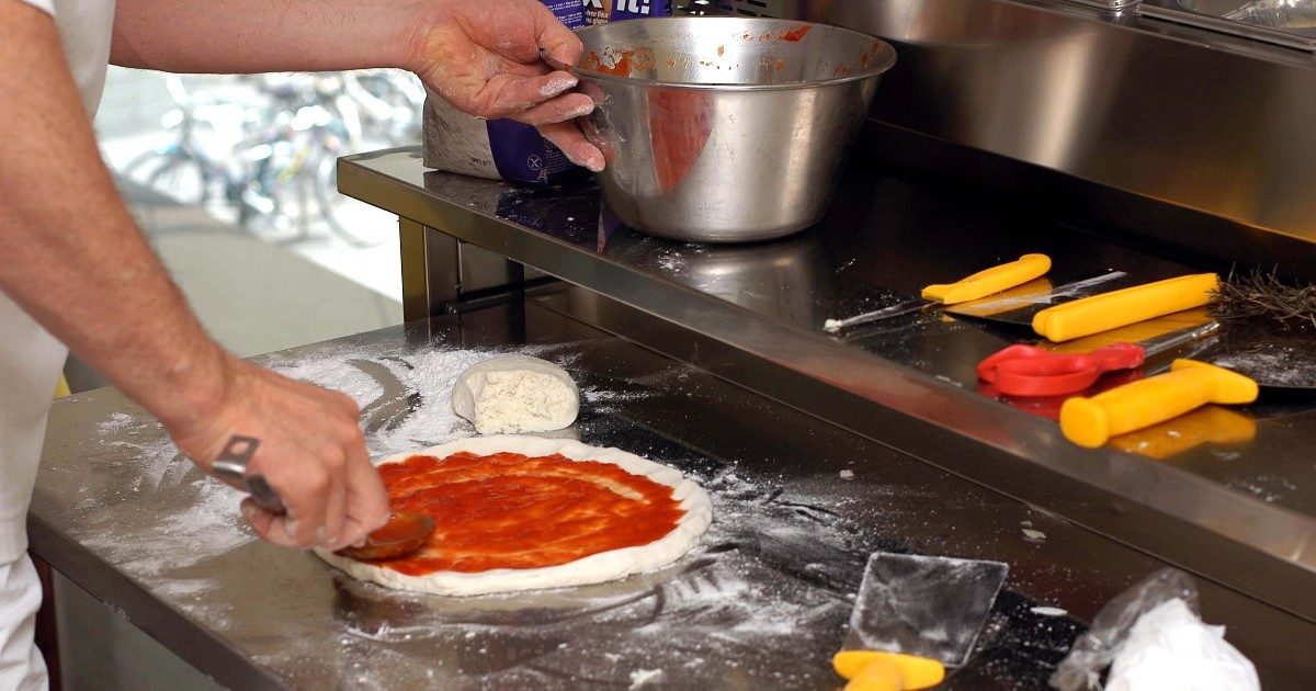 Stagionali, le storie inviate a ilfattoquotidiano.it: “Io, pizzaiolo, lavoro da 10 anni tra Italia ed estero: solo qui condizioni di semi-schiavismo”