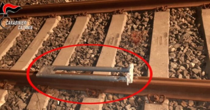 Catania, mettevano pietre e tubi di ferro sui binari col rischio di far deragliare i treni: denunciati sei minorenni