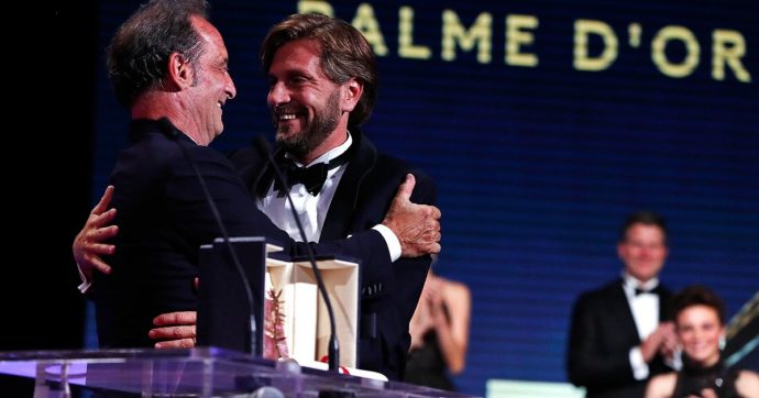 Festival di Cannes 2022, i vincitori: Palma d’oro a Triangle of Sadness di Ruben Östlund. Assegnato ex aequo il premio della Giuria