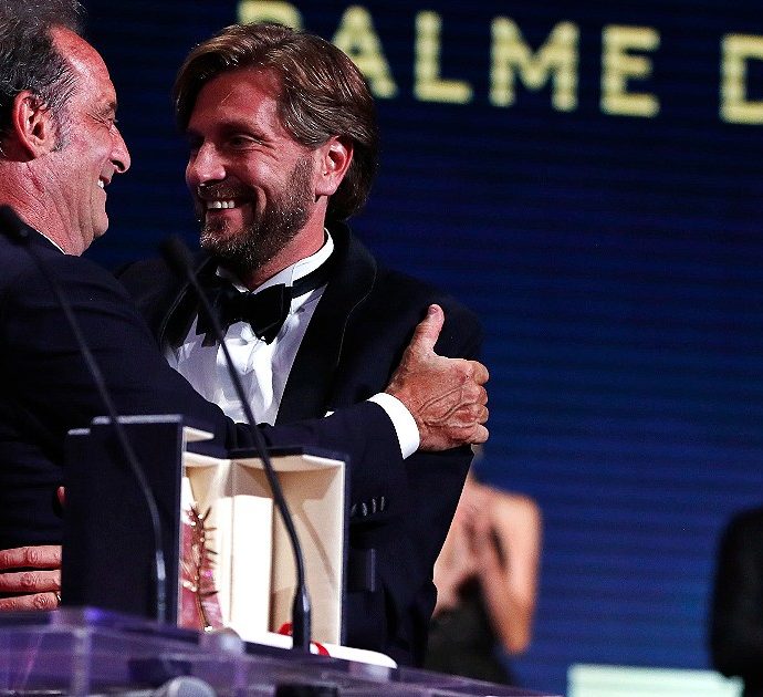 Festival di Cannes 2022, i vincitori: Palma d’oro a Triangle of Sadness di Ruben Östlund. Assegnato ex aequo il premio della Giuria