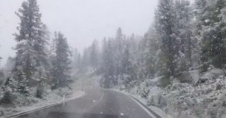 Copertina di Maltempo, nevicata fuori stagione sulle Dolomiti bellunesi. Il Passo di Valparola imbiancato da un soffice strato di neve