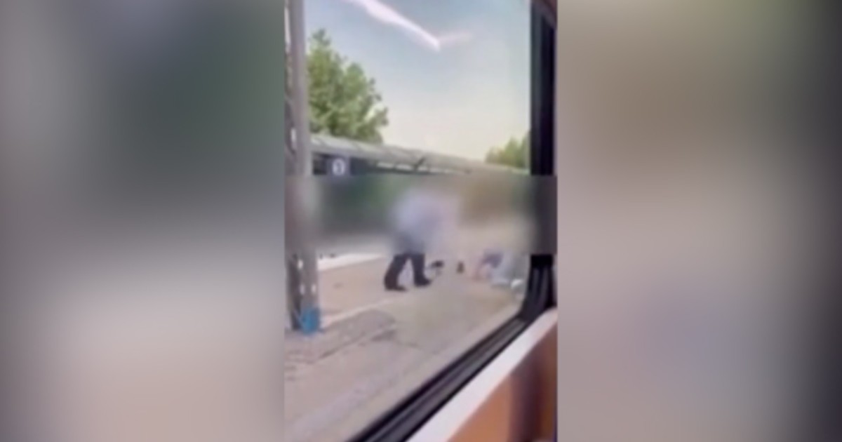 Abano Terme, due giovani passeggeri malmenano un controllore sulla banchina della stazione. Il video acquisito dai carabinieri