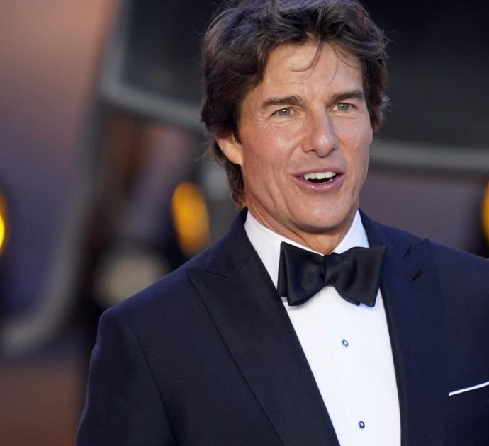 Tom Cruise piomba con il parapendio su una coppia di escursionisti: si scusa e poi spicca di nuovo il volo