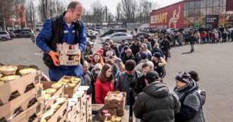 Copertina di “Aiuti umanitari rivenduti al mercato nero”. L’ultima insidia per l’Ucraina: i falsi volontari (con tanto di sito fake) che lucrano sulla guerra