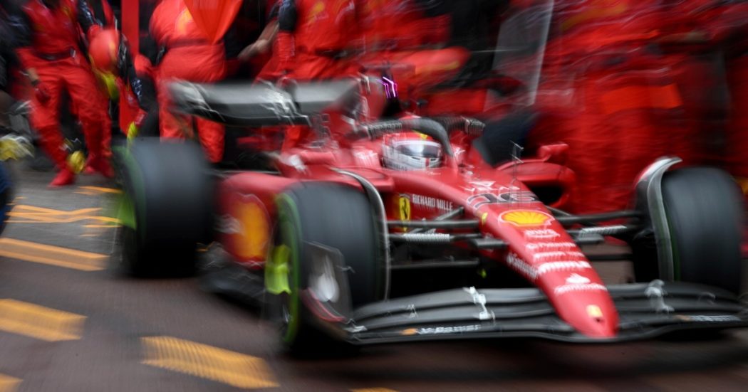 Gran Premio di Baku, disastro Ferrari: Leclerc costretto al ritiro per problemi al motore, era al comando della gara. Fuori anche Sainz