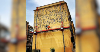 Copertina di Jorit porta Fabrizio De André a Scampia: sull’edificio la “Canzone del maggio” – Video