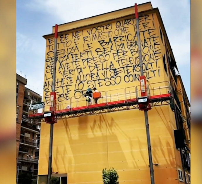 Jorit porta Fabrizio De André a Scampia: sull’edificio la “Canzone del maggio” – Video